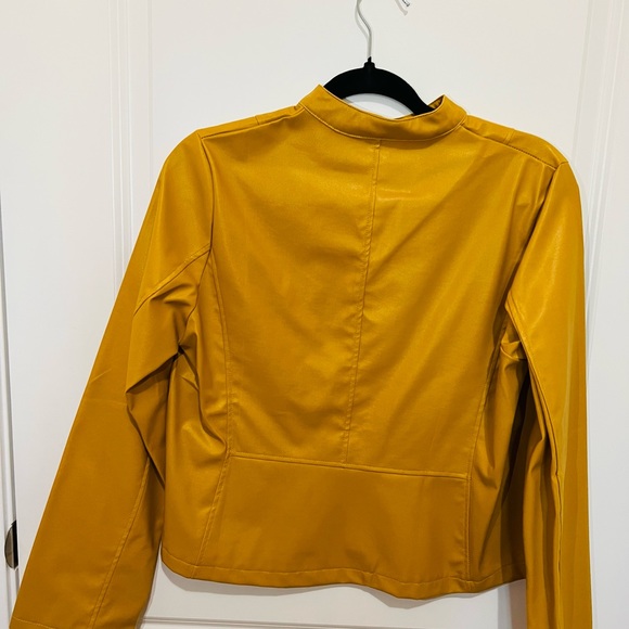 Medium size yellow leather jacket. - Picture 2 of 4